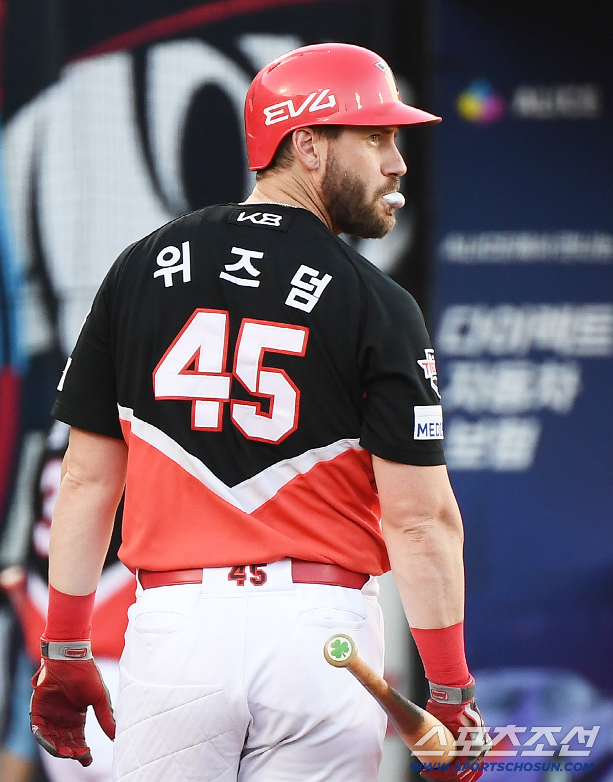 '본헤드 플레이' 외국인도 가차없다 → 위즈덤 문책성 교체 왜? 꽃범호의…