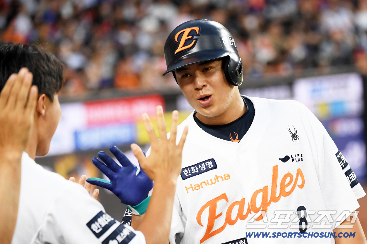 몬스터월 넘겼다! 노시환, 전구단 상대 홈런 완성&역대 50번째 3년 연…
