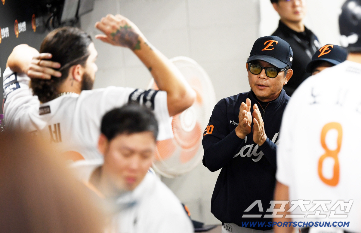 [포토] 폰세 향해 박수 보내는 양상문 투수코치