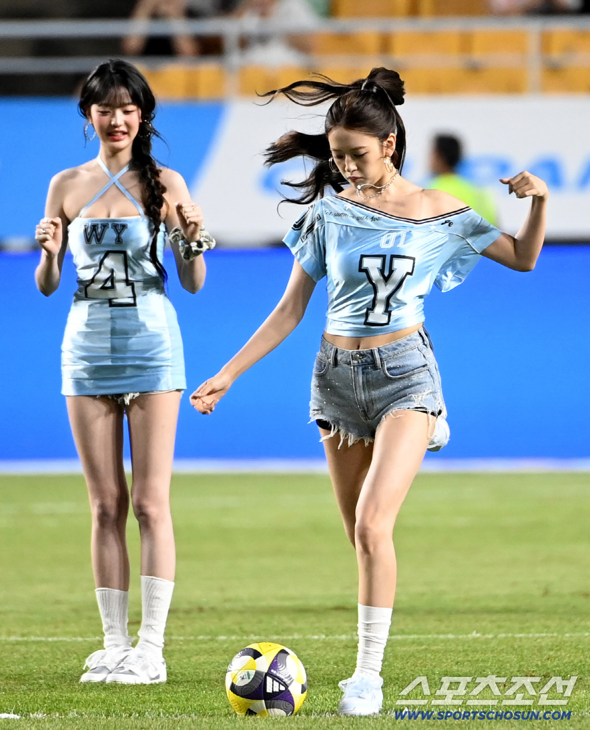 [포토] 안유진, 멀리 차볼게요~