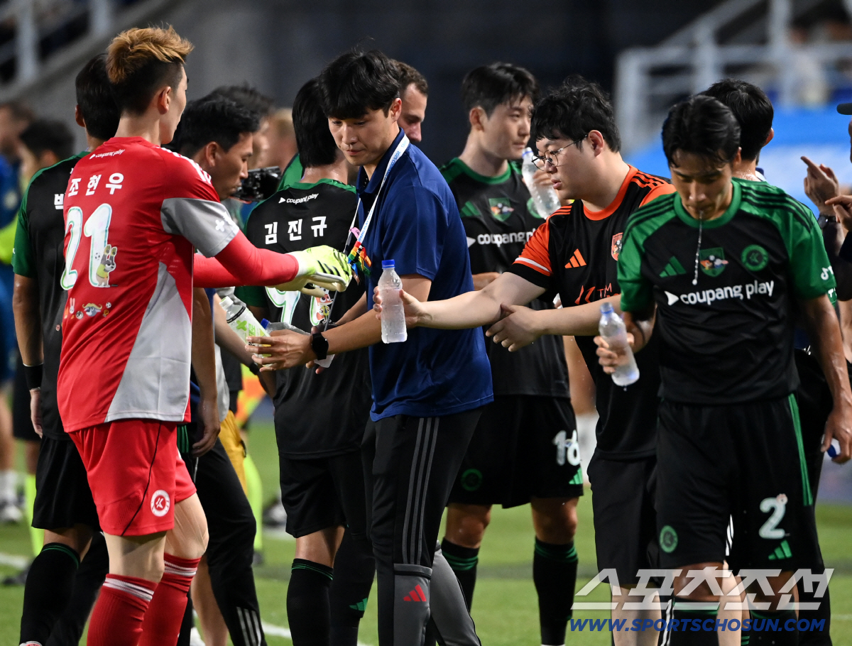 [포토] 감스트, 조현우에 시원한 물 한병 선물