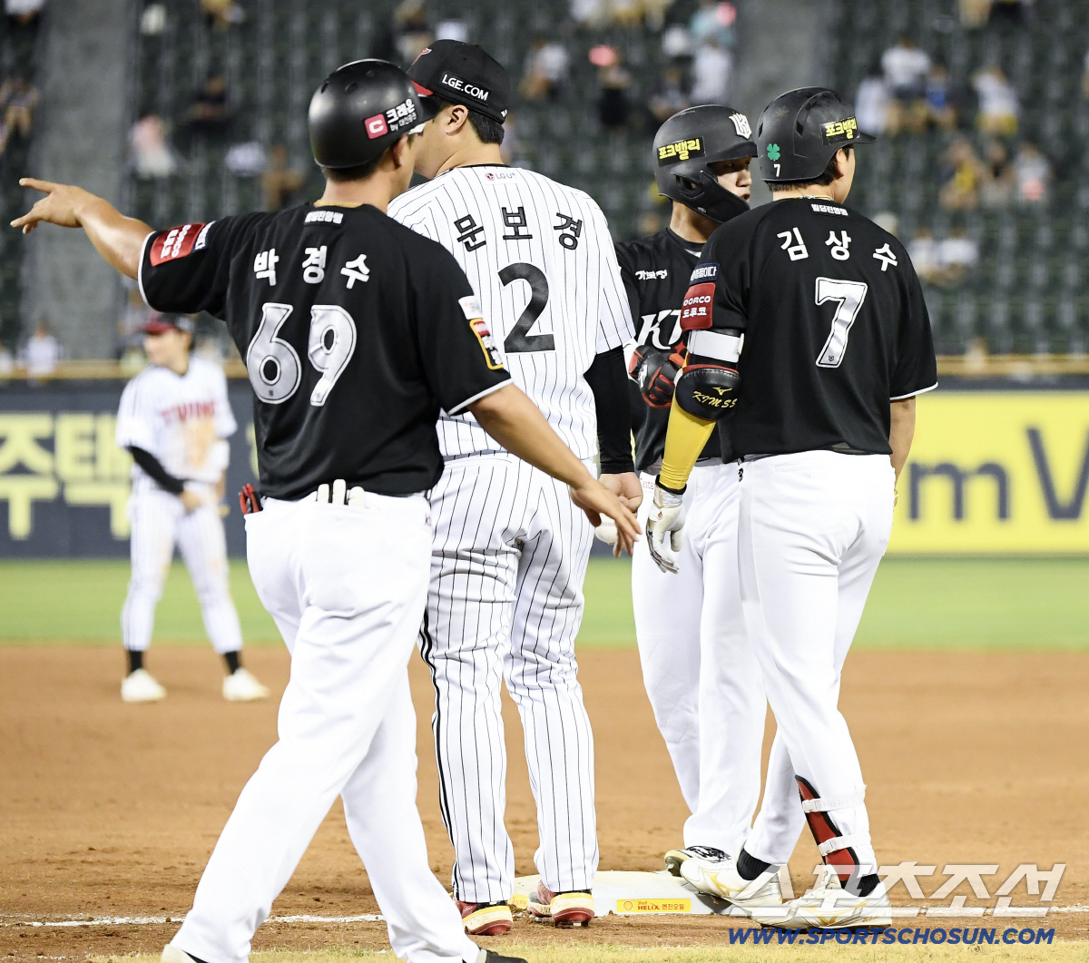 [포토] 안치영-김상수, 병살 아웃된 후 1루에서 어리둥절