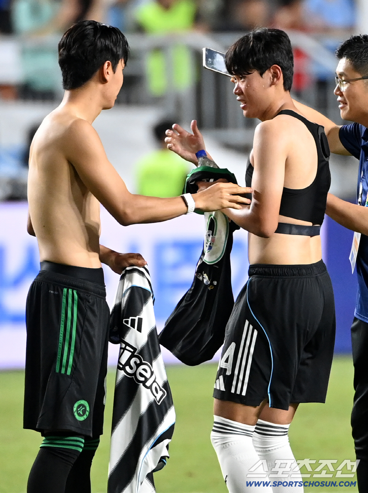 [포토] 박승수, 전진우와 유니폼 교환