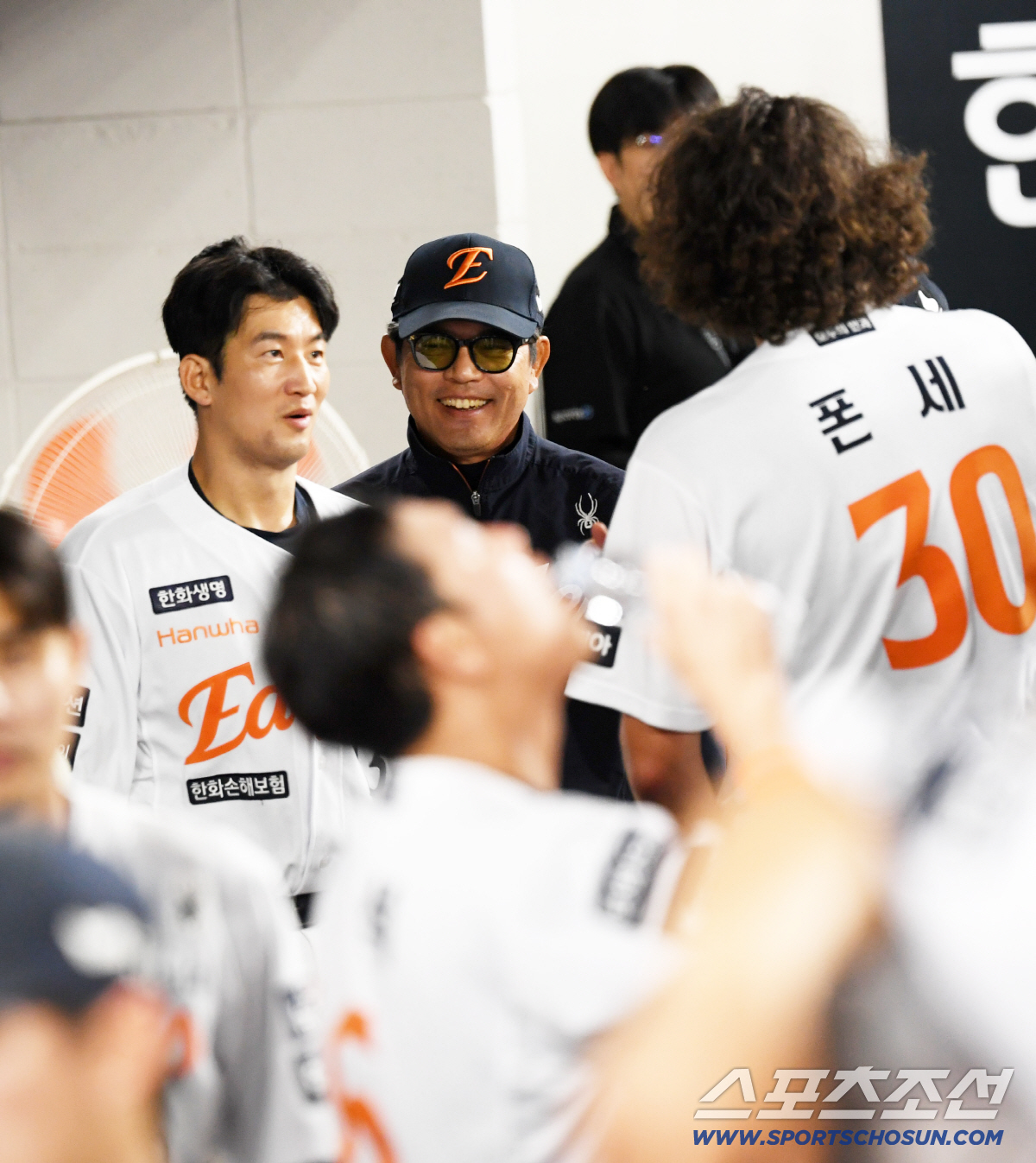 '득점 지원에 달려 나온 폰세' 158km 강속구 던지던 손으로 하트..…