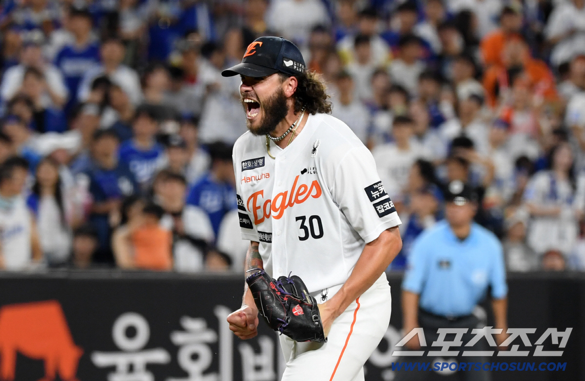 '득점 지원에 달려 나온 폰세' 158km 강속구 던지던 손으로 하트..…