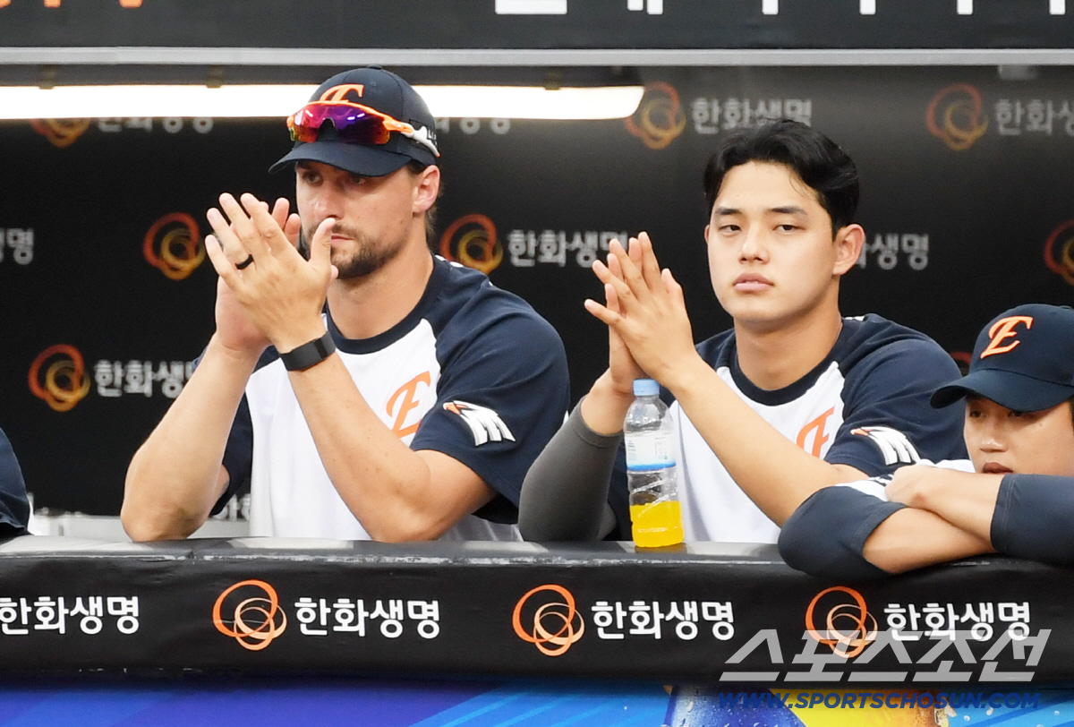 '득점 지원에 달려 나온 폰세' 158km 강속구 던지던 손으로 하트..…