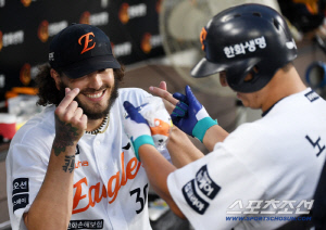 '득점 지원에 달려 나온 폰세' 158km 강속구 던지던 손으로 하트...사자군단 잠재우고 포효 [대전 현장]