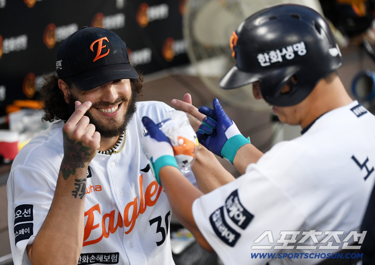 '득점 지원에 달려 나온 폰세' 158km 강속구 던지던 손으로 하트..…