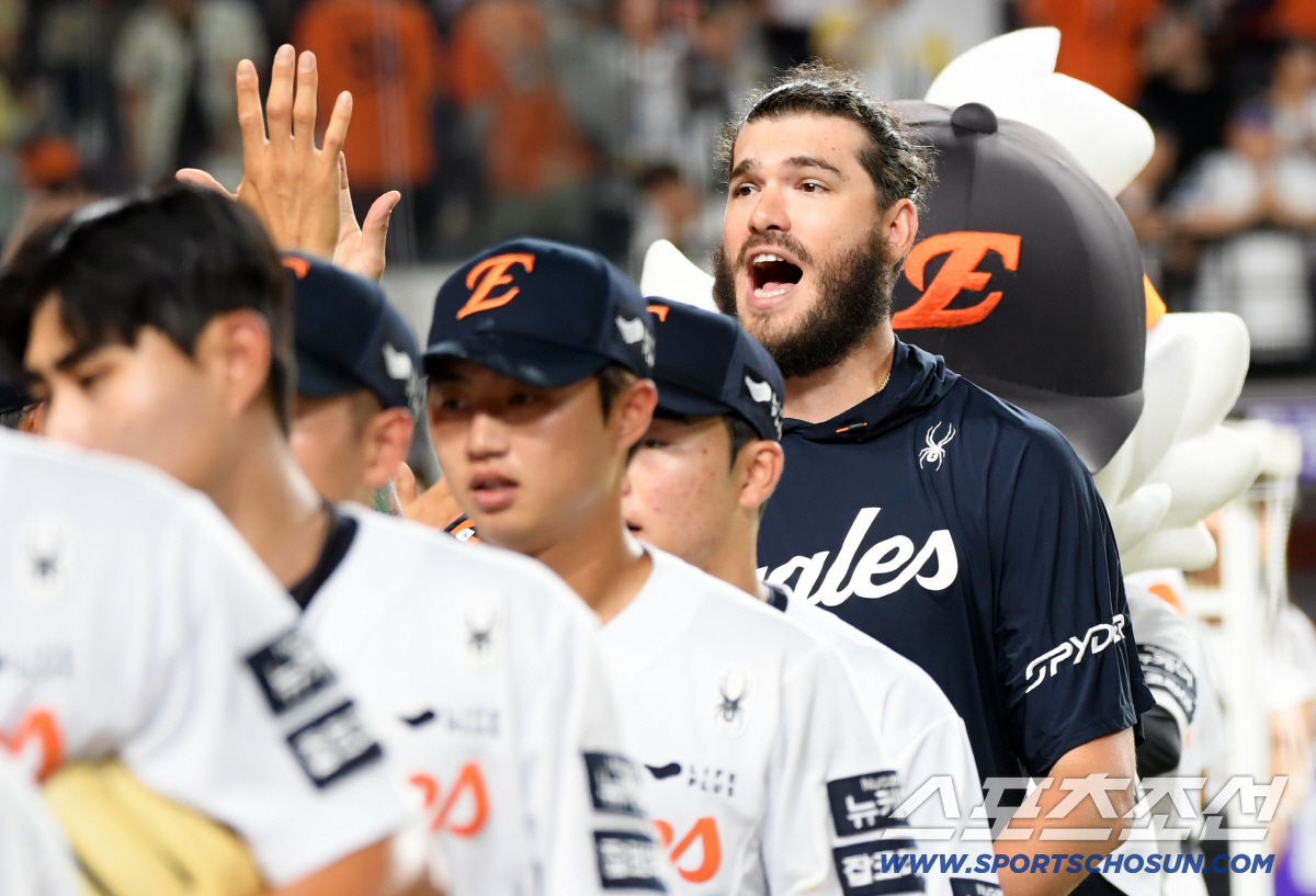 '득점 지원에 달려 나온 폰세' 158km 강속구 던지던 손으로 하트..…
