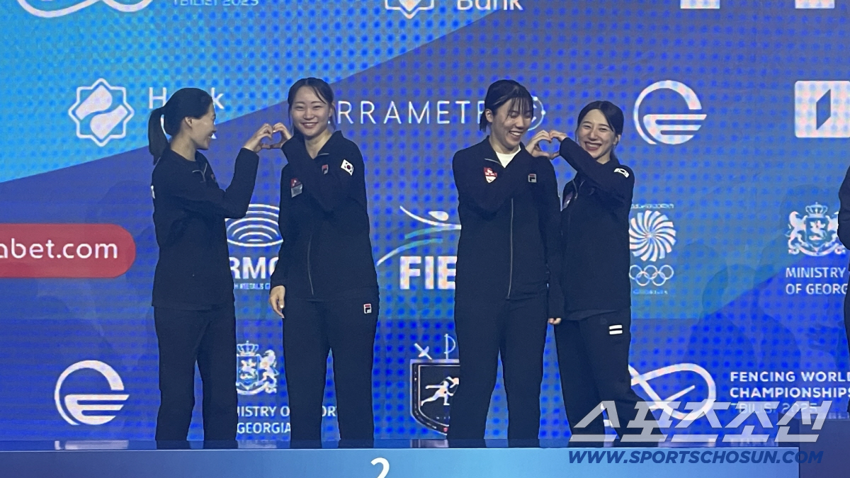 '파리 첫 銀'女사브르 단체,라이벌 日꺾고  세계선수권 8년만의 준우승 …