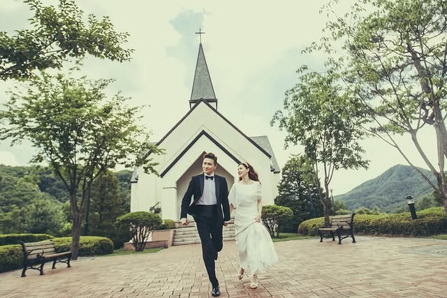 [SCin스타] “10년 전 작은 교회에서” 박시은♥진태현, 결혼 10주…