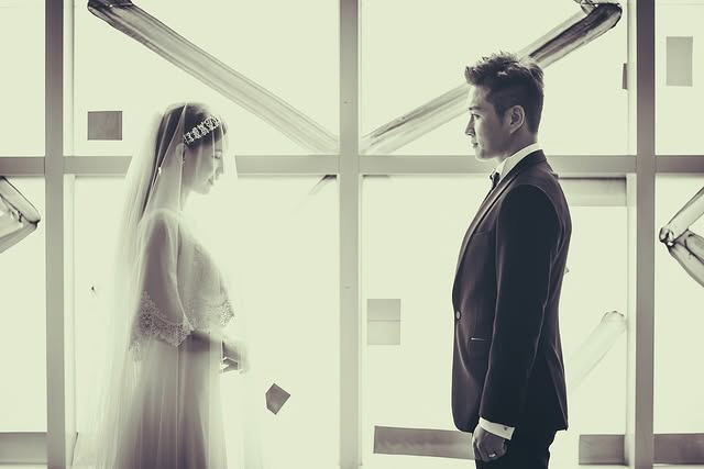 [SCin스타] “10년 전 작은 교회에서” 박시은♥진태현, 결혼 10주…