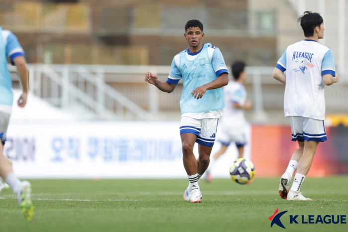 'K리그 최강 미드필더 조합' 포항 기성용의 미소 "오베르단 정말 좋은 …