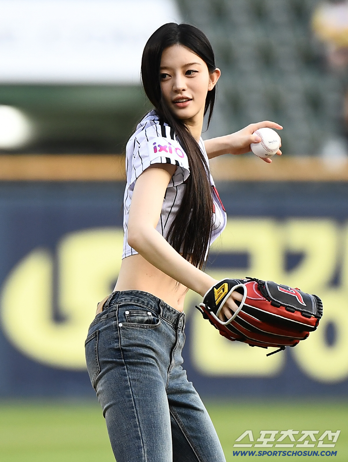 [포토] 아일릿 민주, 승리 요정의 시구