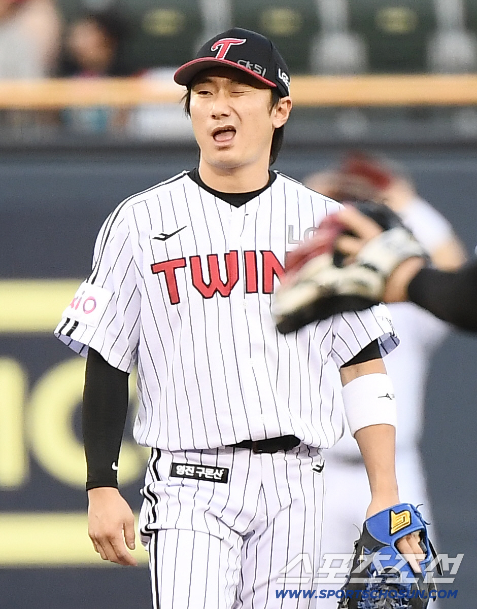 [포토] 신민재, 2회 호수비 후 송승기 향해 윙크