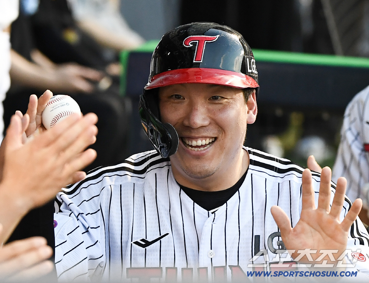 [포토] 김현수, KBO리그 3번째 1500타점 기념구 들고 함박웃음