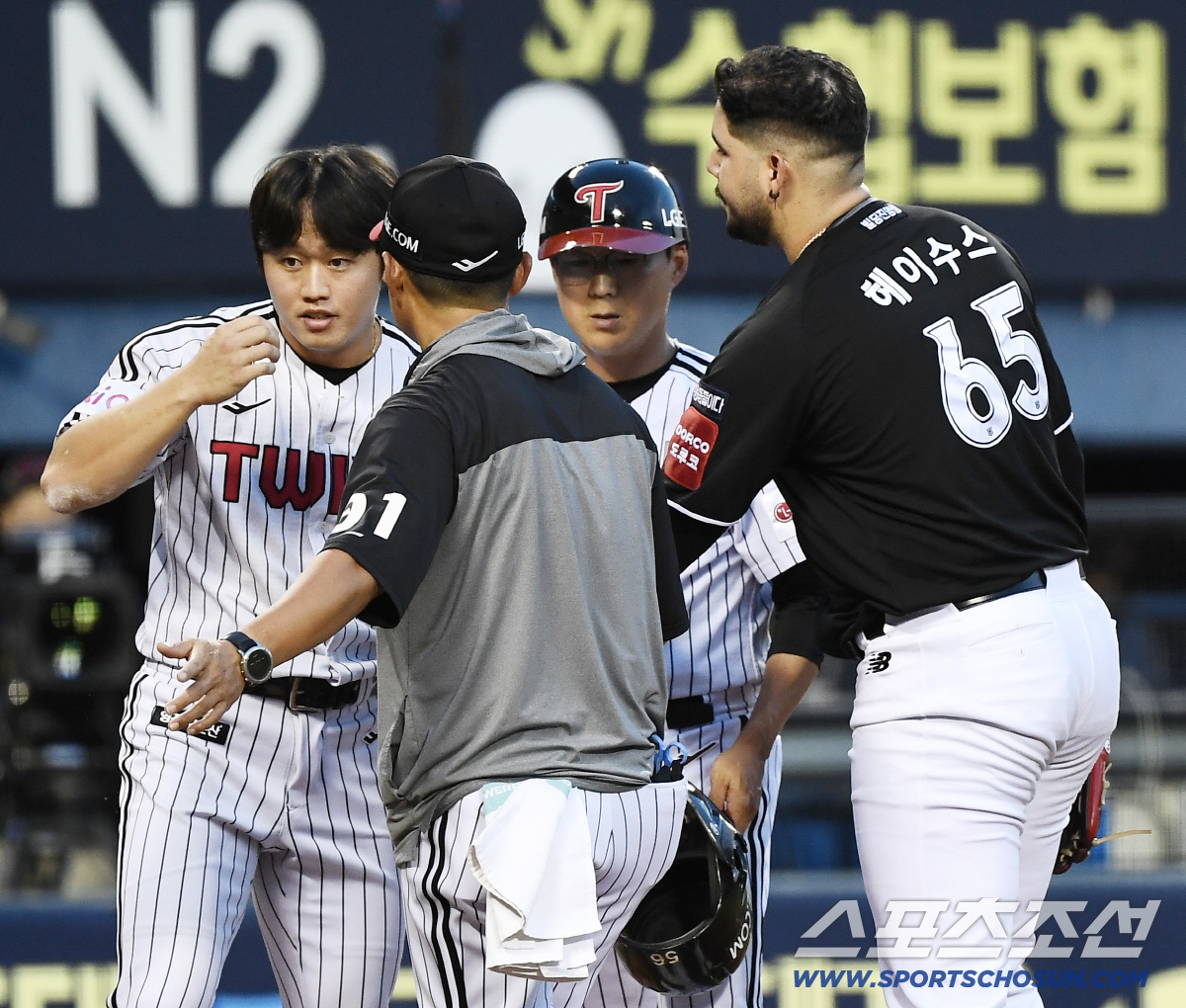 '하늘이 도왔다' 149km 헤드샷을 맞았는데 멀쩡...LG 손용준, 병…