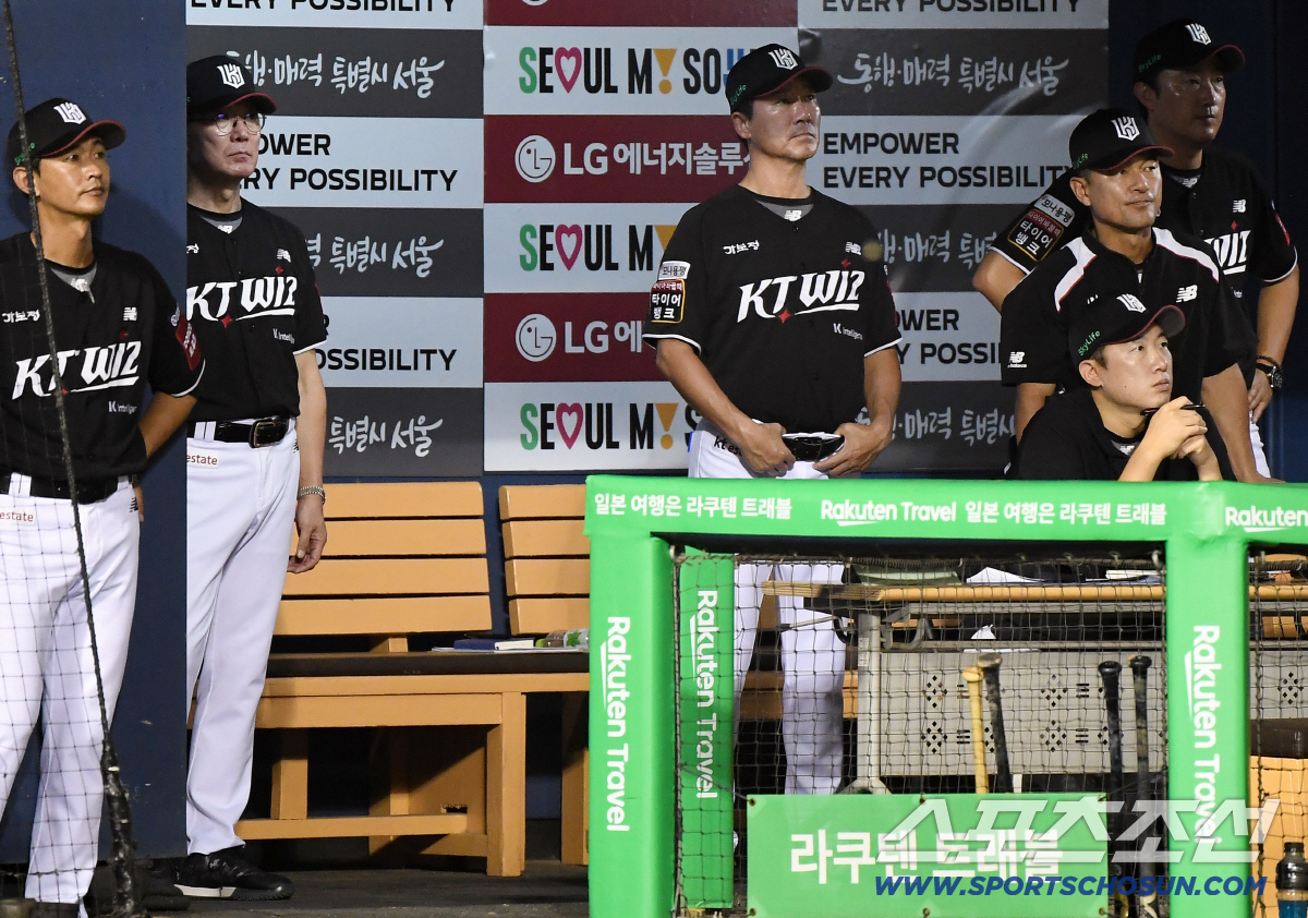 [포토] 점점 어두워지는 KT 이강철 감독의 표정