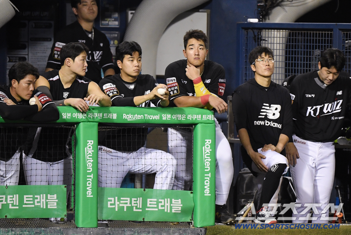 [포토] 착찹한 안현민, 아쉬운 허경민