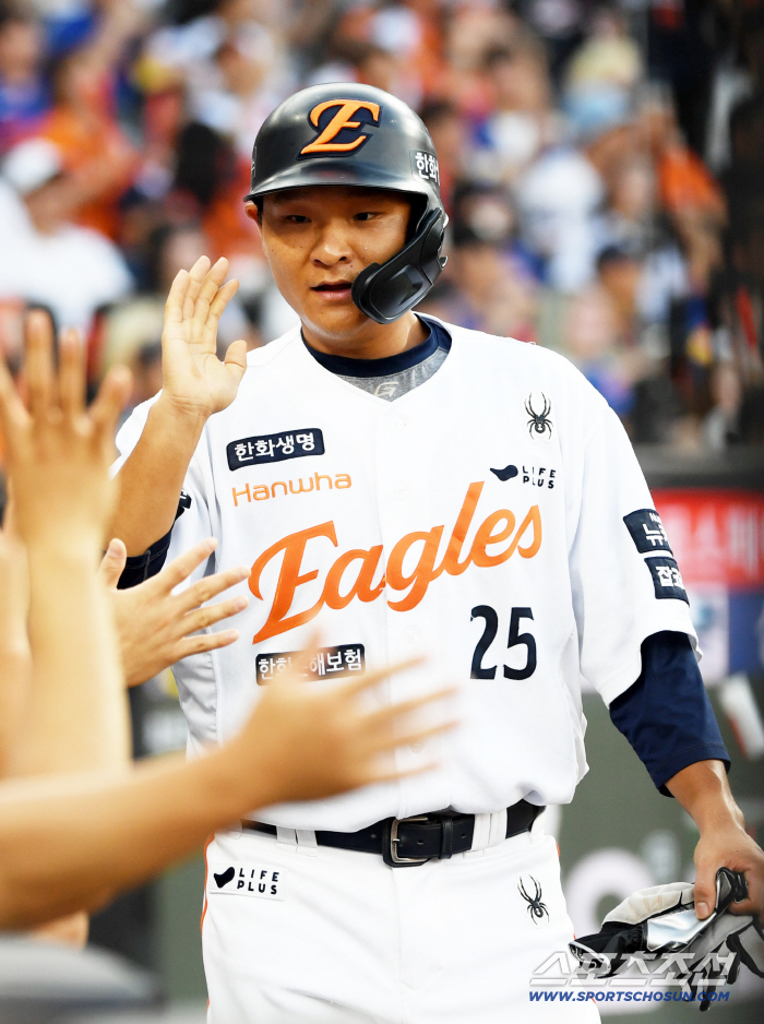 '(손)아섭아! 여기가 1위팀이야…'경기 중 깜짝 트레이드' 한화, 삼성 잡고 '위닝시리즈' [대전 리뷰]