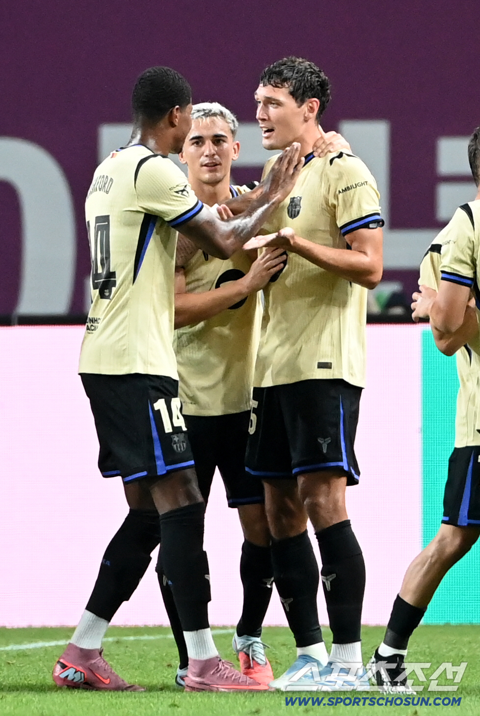 [포토] 래시포드 축하 받는 크리스텐센
