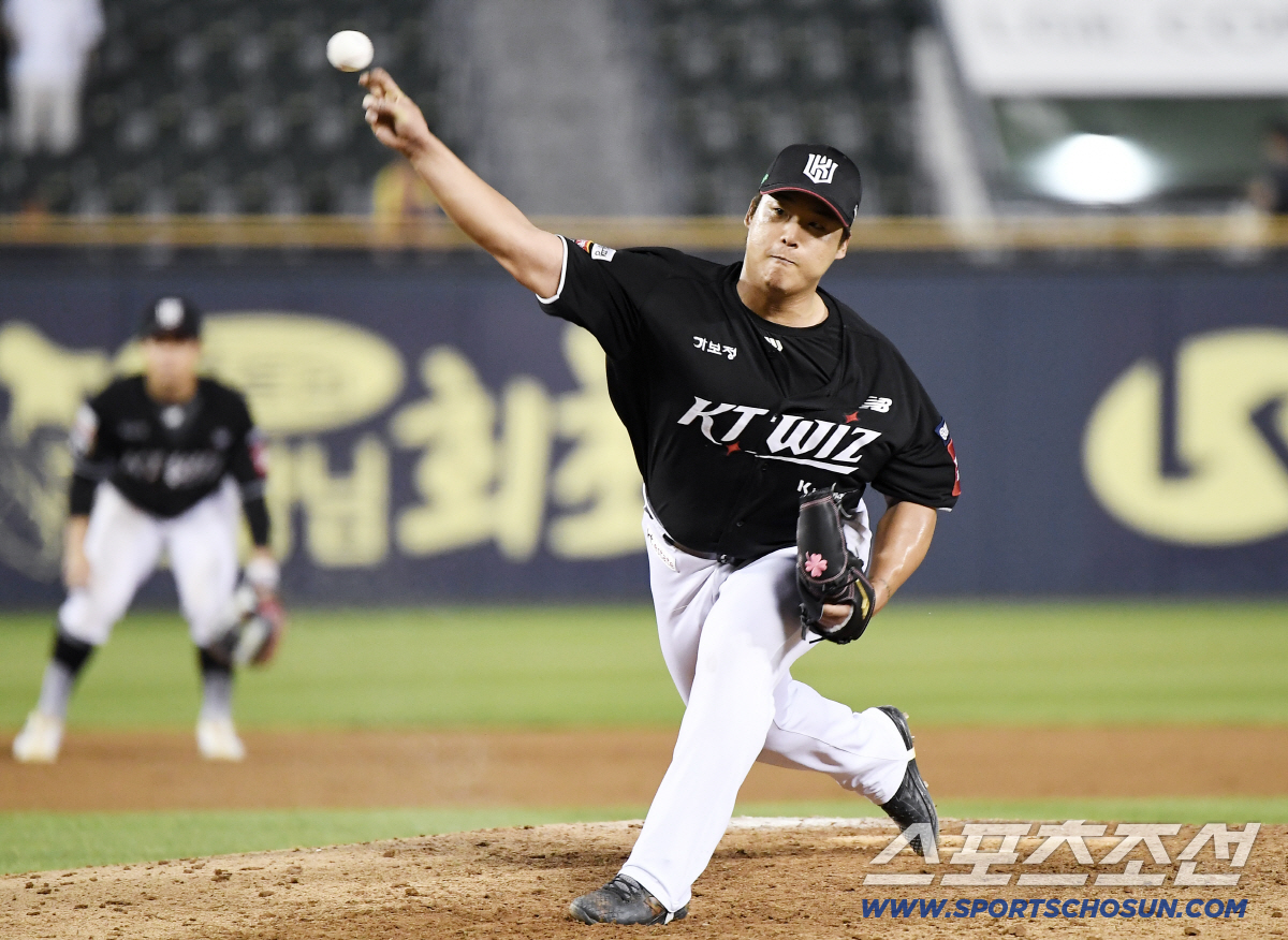 [포토] 강백호, 16점 차 뒤진 8회 투수로 등판