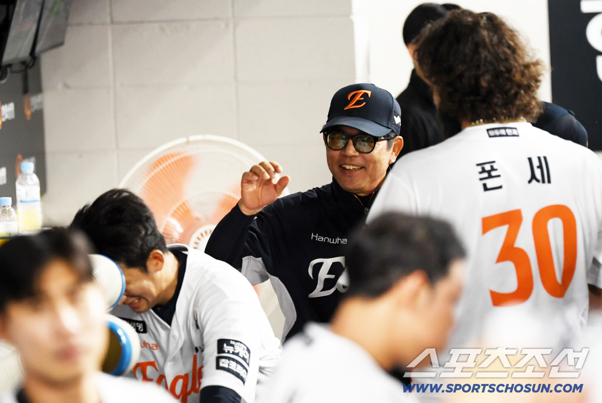'눈에서 꿀 떨어지네' 연패 끊고 포효한 폰세, 포수와 티격태격해도 아빠…