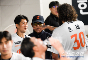 '눈에서 꿀 떨어지네' 연패 끊고 포효한 폰세, 포수와 티격태격해도 아빠 미소 지은 투수코치