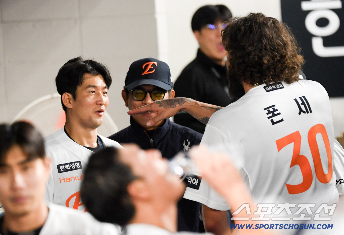'눈에서 꿀 떨어지네' 연패 끊고 포효한 폰세, 포수와 티격태격해도 아빠…
