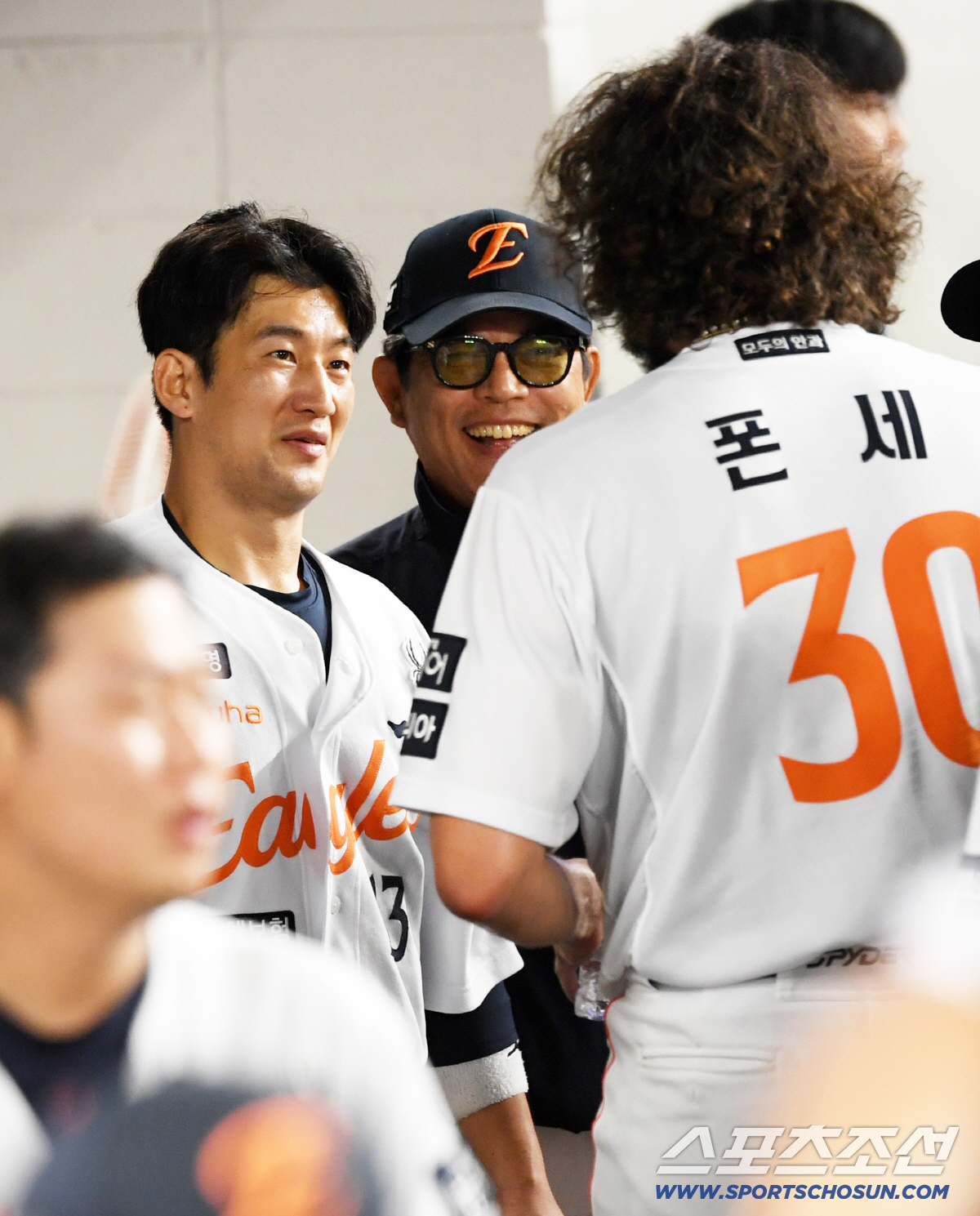 '눈에서 꿀 떨어지네' 연패 끊고 포효한 폰세, 포수와 티격태격해도 아빠…