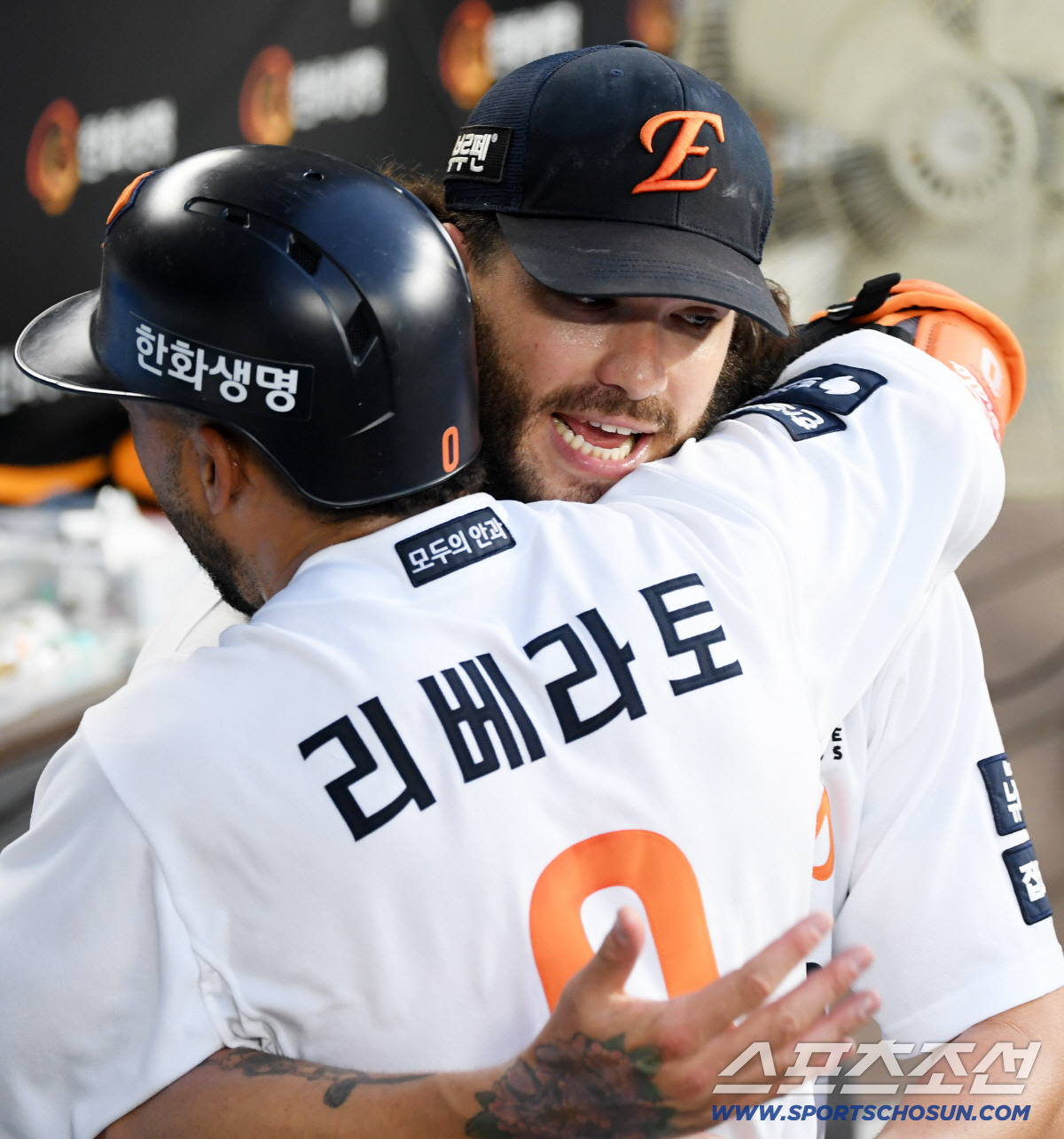 '눈에서 꿀 떨어지네' 연패 끊고 포효한 폰세, 포수와 티격태격해도 아빠…