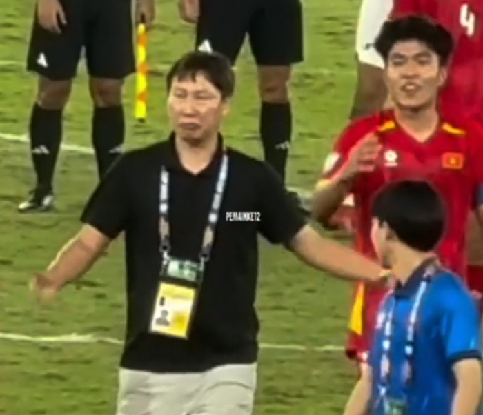 이게 대체 무슨 매너야! "쫓아내고 악수 거부" 김상식 감독 향한 인니 …