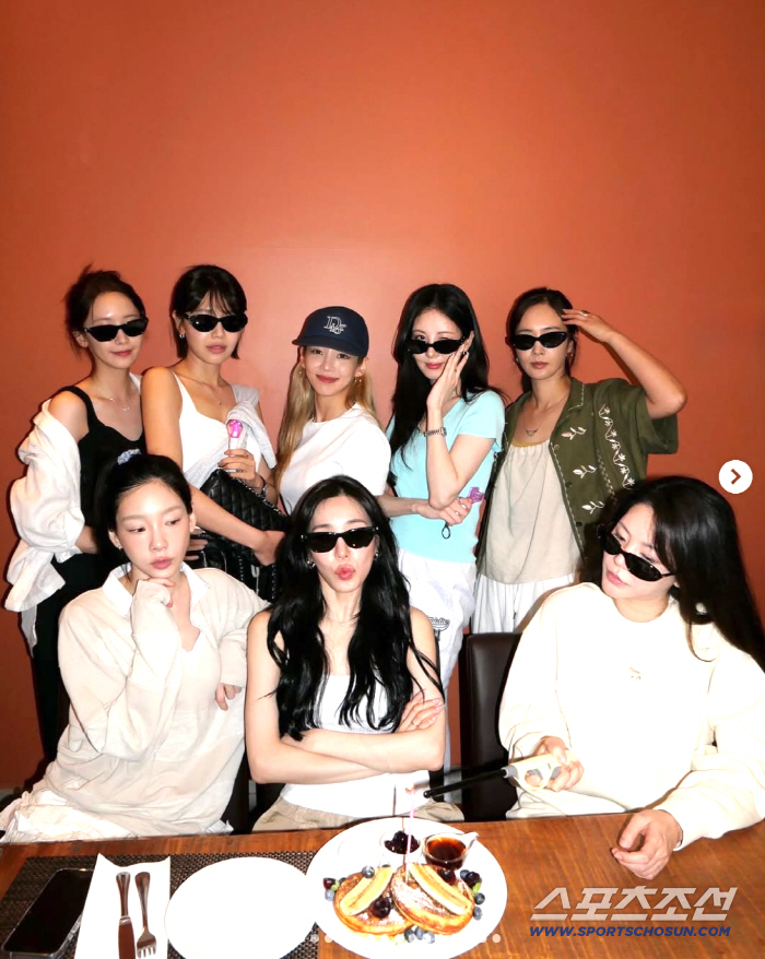 韓 떠난 써니까지, 소녀시대 '완전체' 뭉쳤다..18년 우정ing