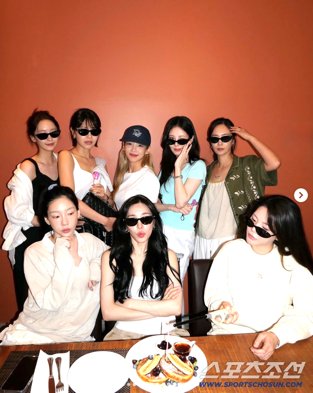 韓 떠난 써니까지, 소녀시대 '완전체' 뭉쳤다..18년 우정ing
