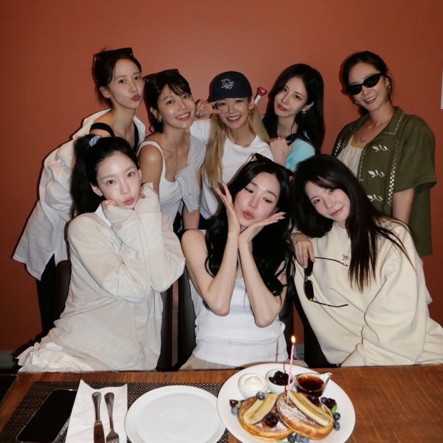 [SCin스타] 소녀시대 완전체 뭉쳤다…티파니 생일+18주년 앞두고 깜짝…