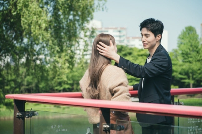 ‘착한 사나이’ 이동욱X이성경, 머리 쓰담→품 포옹…설렘 가득 데이트