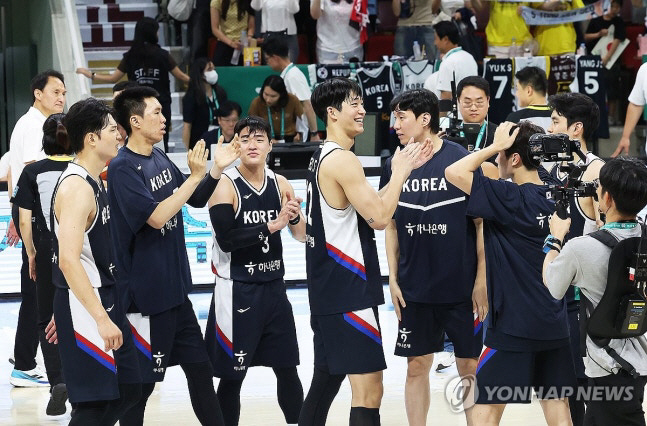한국 남자농구 대표팀 결전의 땅 사우디 제다로 출국. 8강 진출 가능성은…