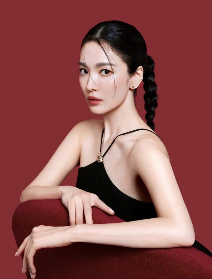 송혜교, 압도적 카리스마..뷰티 화보서 고혹美 정점 찍었다