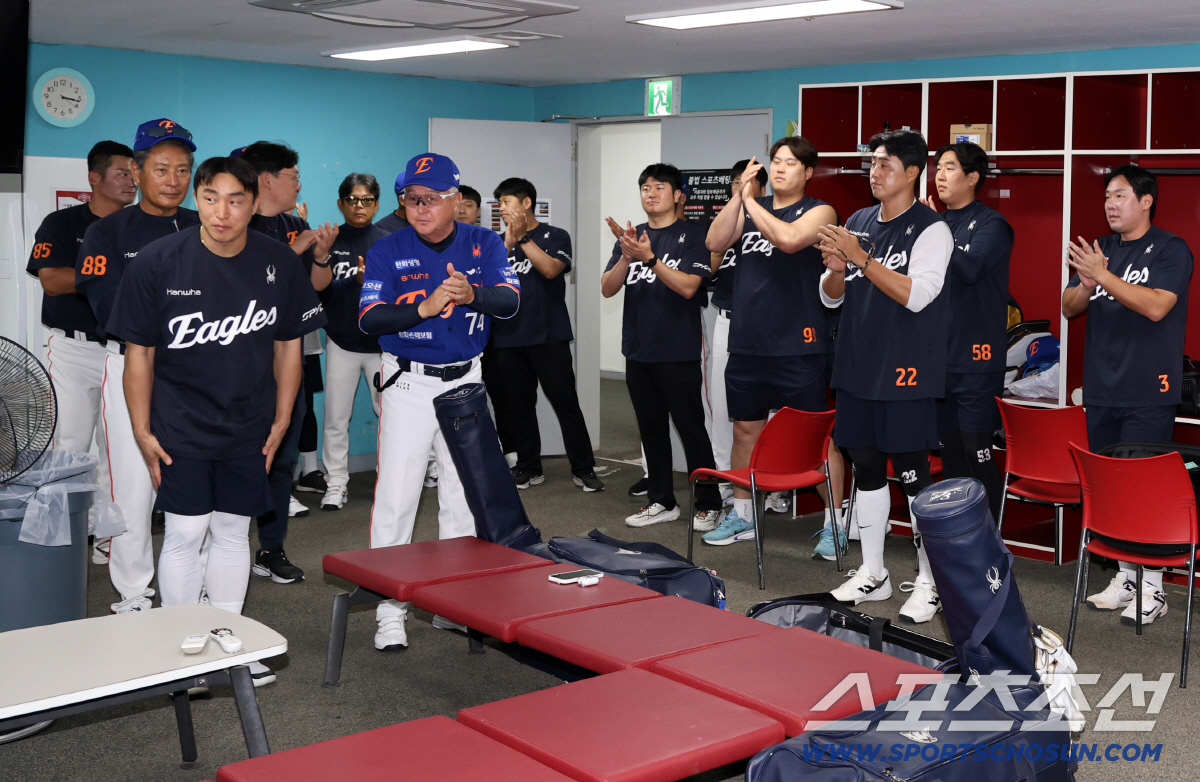 [포토] 새 식구 손아섭 반기는 한화 김경문 감독