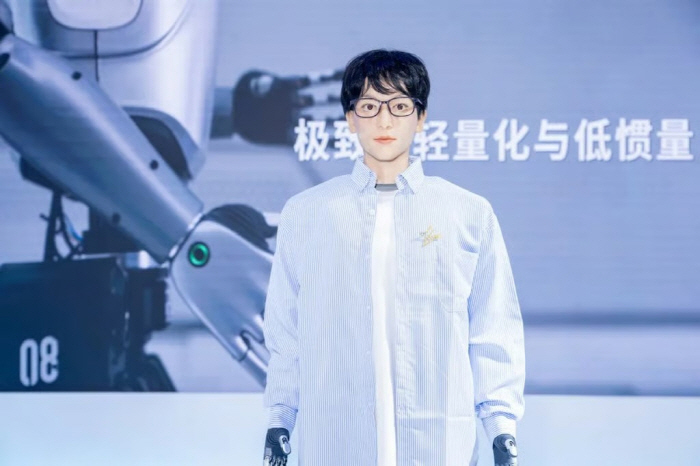 中 최초 휴머노이드 로봇, 박사 과정 입학…"실패 땐 박물관 기증될 것"…