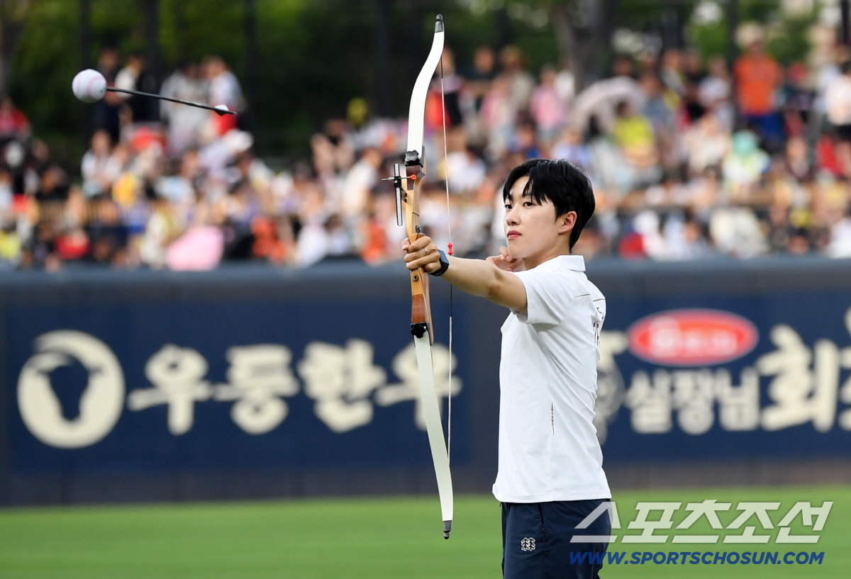 [포토] 안산 '특별한 시구'