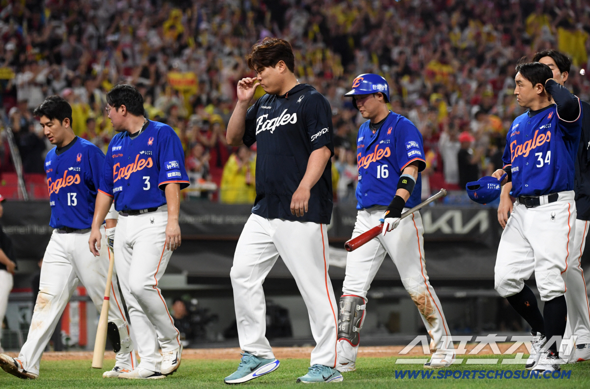 어서와 '1위 싸움'은 처음이지? 쫓기는 한화, 견제사-실책 치명적.. …