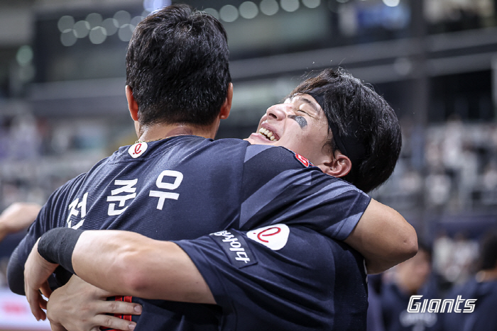 대타 작전 초대박→9회 2사 대역전극 "두 베테랑이 제 역할"…'2년 차…
