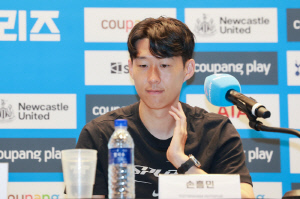 사실상 '오피셜' BBC급 확인 완료! 토트넘-레비 회장, 레전드 손흥민 '케인 뛰어넘는 대우' 예고...