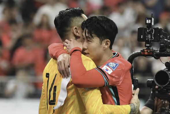 도대체 왜 그런 거야! 손흥민이 안아줬던 中 울보 골키퍼, '승부조작급'…