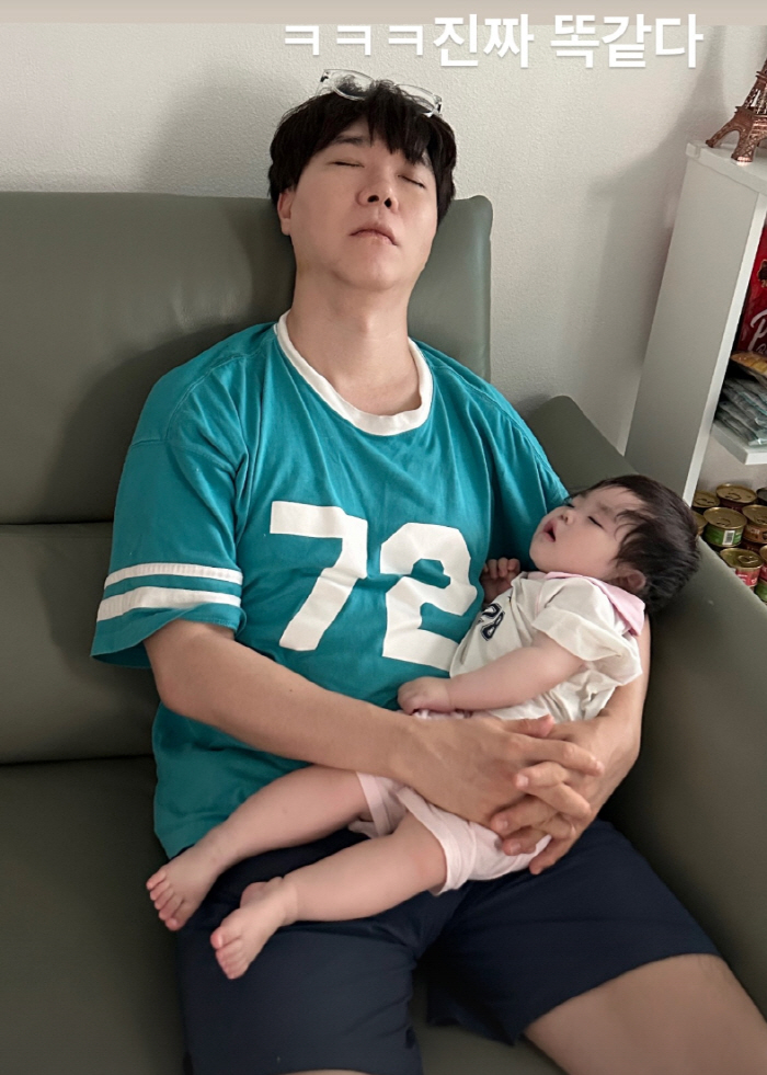 '55세' 박수홍, 독박 육아에 지친 늦깎이 父..딸 재이 재우며 소파서…