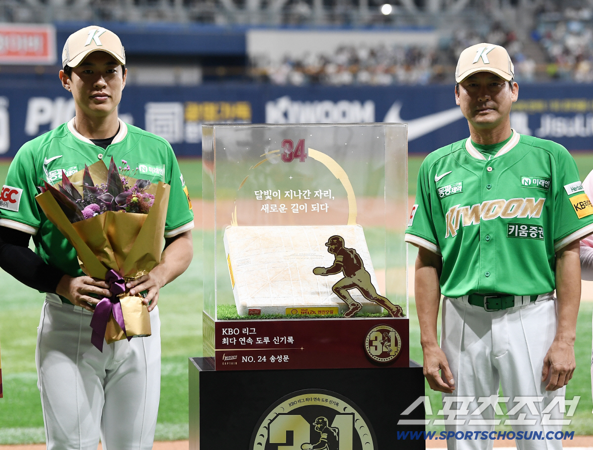 [포토] 송성문의 KBO 최다 연속 도루 신기록 달성 축하하는 설종진 감…