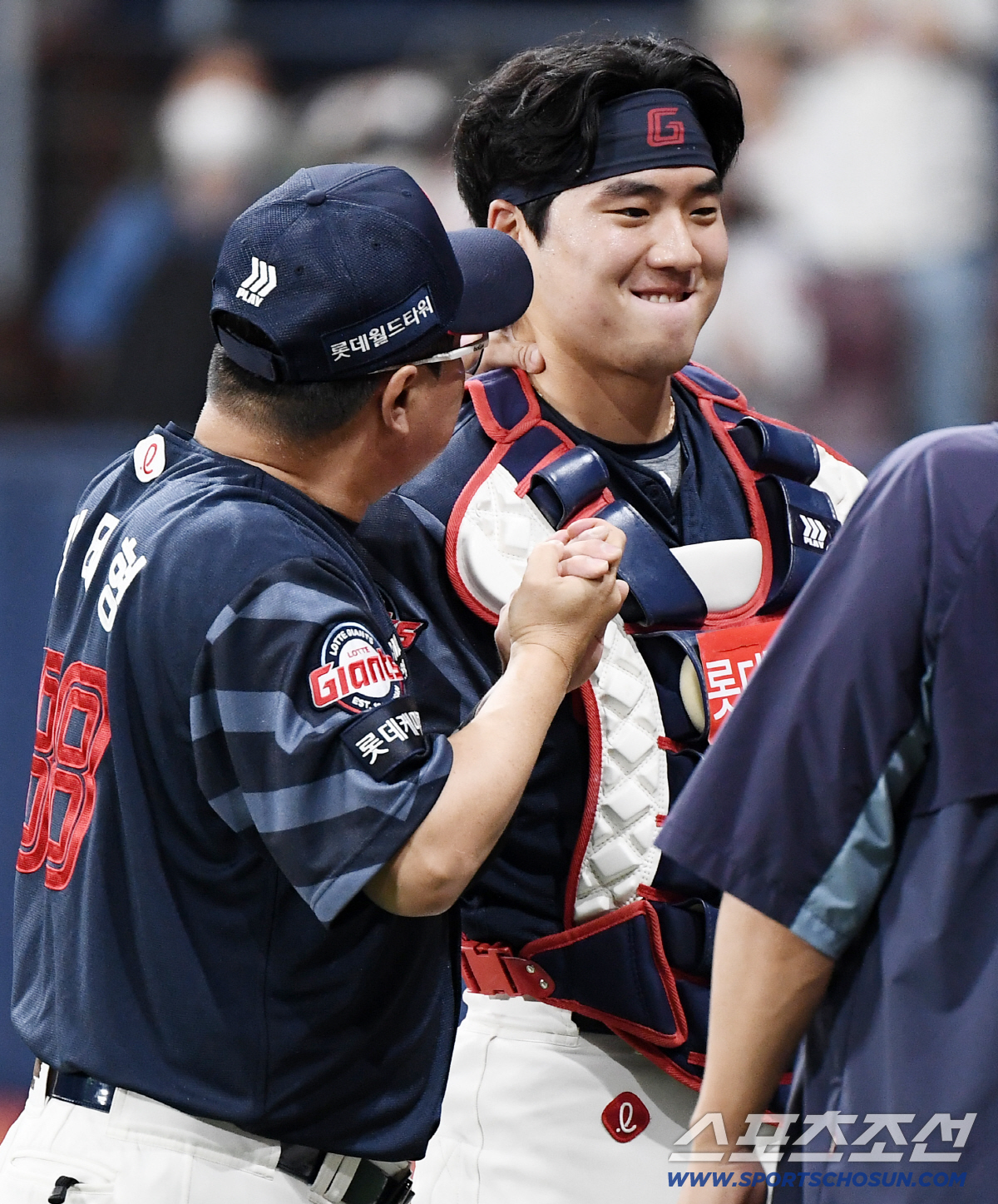 [포토] 손성빈 격려하는 김태형 감독