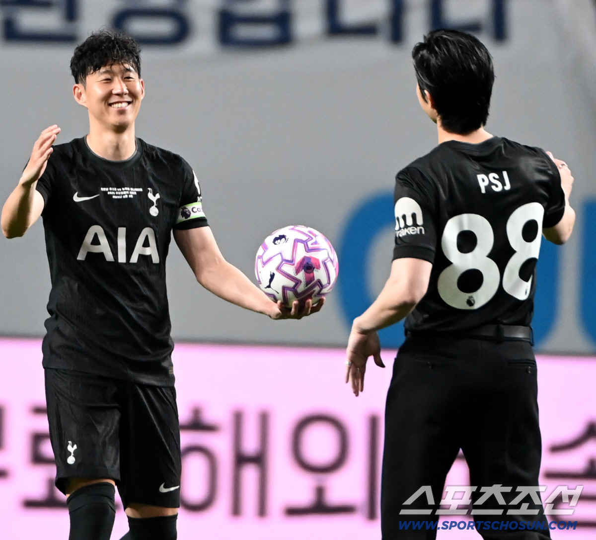 [포토] 손흥민, 절친 박서준 시축에 미소로