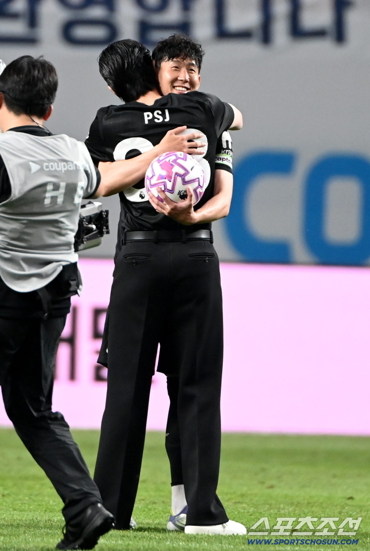 [포토] 손흥민, 박서준과 뜨거운 포옹